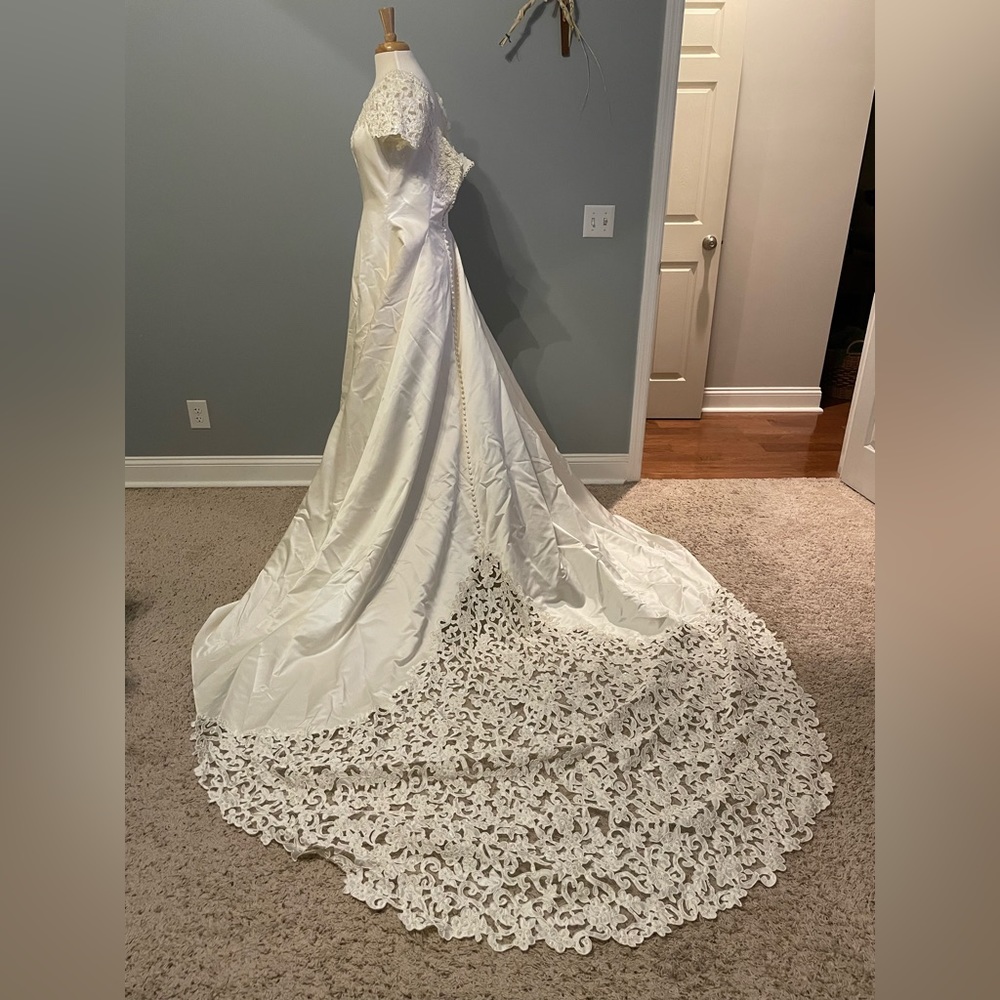 Ivory wedding dress.  Buttons all the way down the back size 16 - Picture 2 of 9